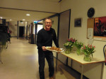 Henk Bakker met het aangeboden bittergarnituur